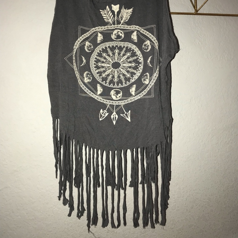 BARELY WORN KALI REVE TEE😻😻